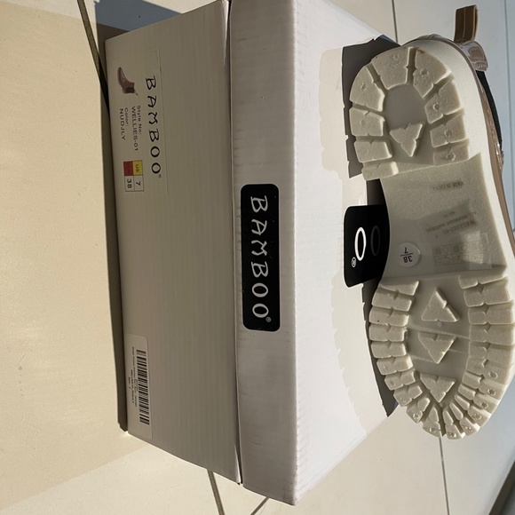 BRAND NEW CHELSEA BEIGE GLOSSY RAIN BOOTS - Picture 4 of 6